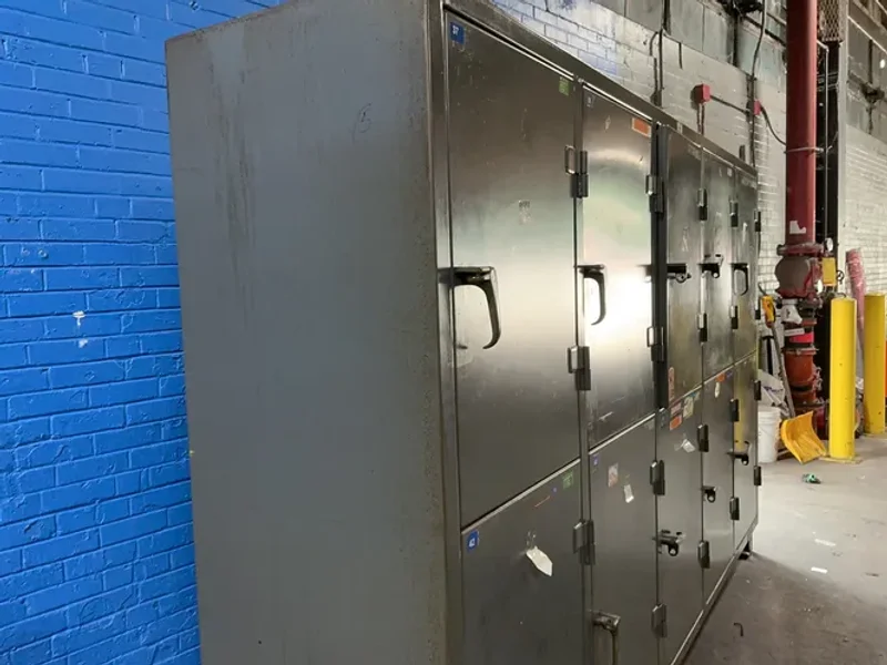 STRONG HOLD 10 DOOR LOCKERS