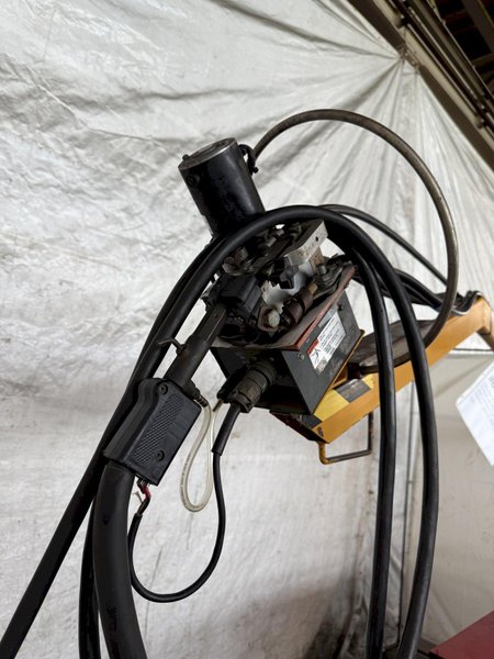 LINCOLN IDEALARC PULSE POWER 500 WELDER W/ BOOM AND LINCOLN LN-9F WIRE FEEDER. STOCK #0627922.