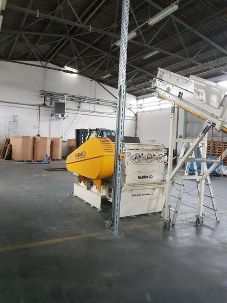 NEUE HERBOLD PLASTICS PROCESSING LINE / HEAVY DUTY PLASTICS SHREDDER