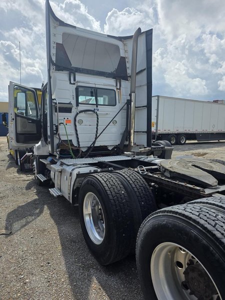Volvo VNL Day Cab Semi Truck, 2015 – Volvo D13, I-Shift, Air Ride