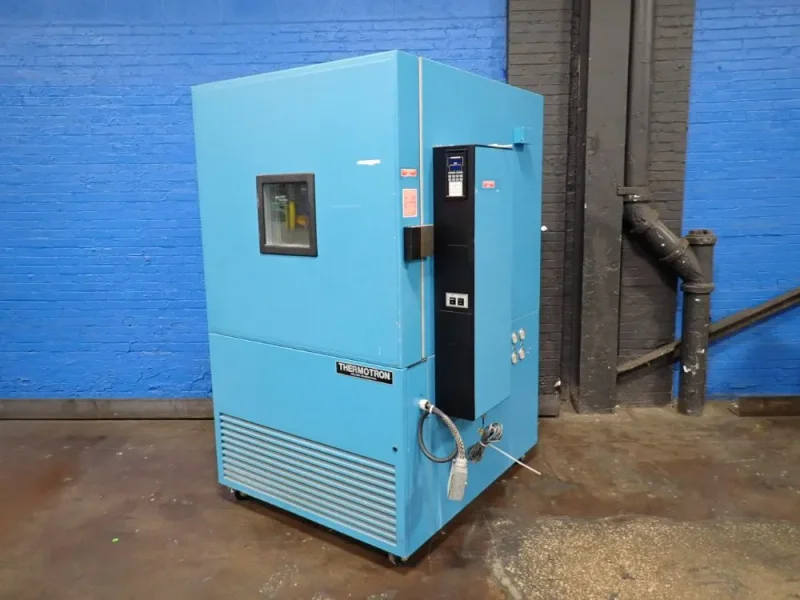 THERMOTRON 37 AMPS ENVIROMENTAL TEST CHAMBER  -  SM-27