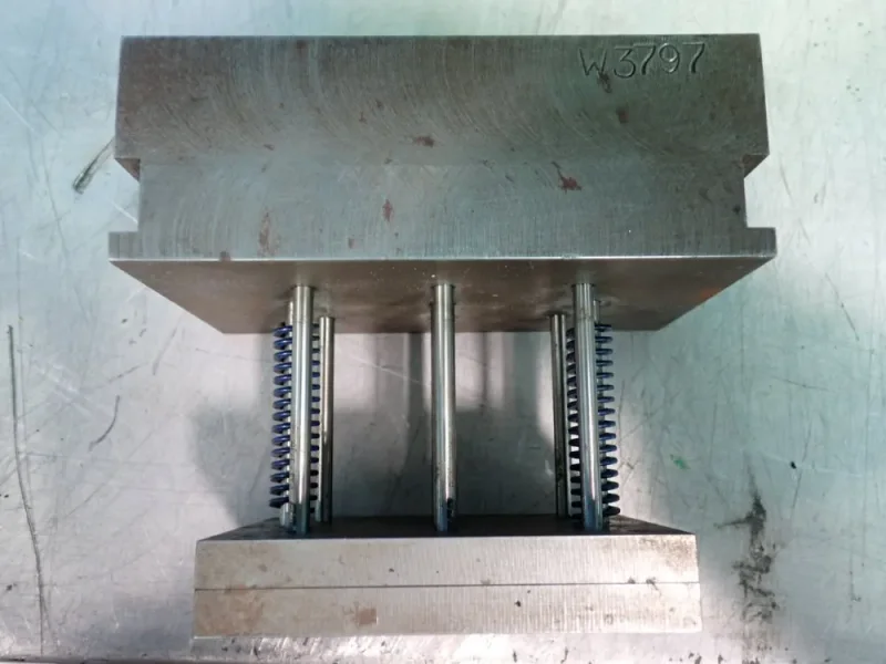PLASTIC INJECTION DIE SET
