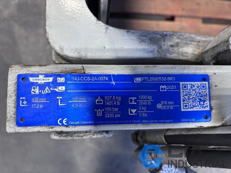 2021 - 2,640 LB. CASCADE MODEL 14J-CCS-2A-0074 HYDRAULIC CARTON CLAMP