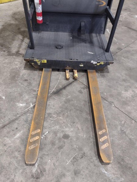 3,000 LB CROWN MODEL #SP 3500 ELECTRIC ORDER PICKER FORKLIFT 2018 : YOBRO #25408