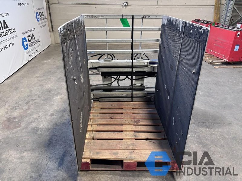 2021 - 2,640 LB. CASCADE MODEL 14J-CCS-2A-0074 HYDRAULIC CARTON CLAMP