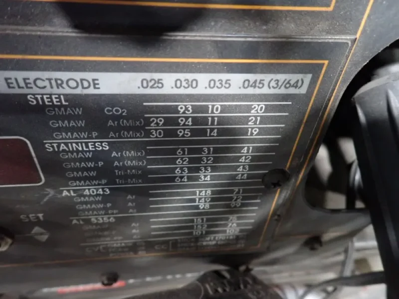 LINCOLN ELECTRIC 350 A WELDER   -  POWER MIG 350MP