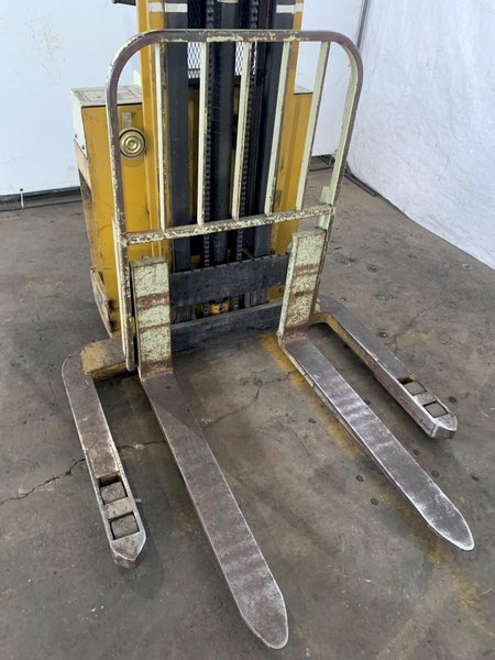 4000 LB. YALE ELECTRIC WALK BEHIND FORKLIFT. STOCK # 1060923.