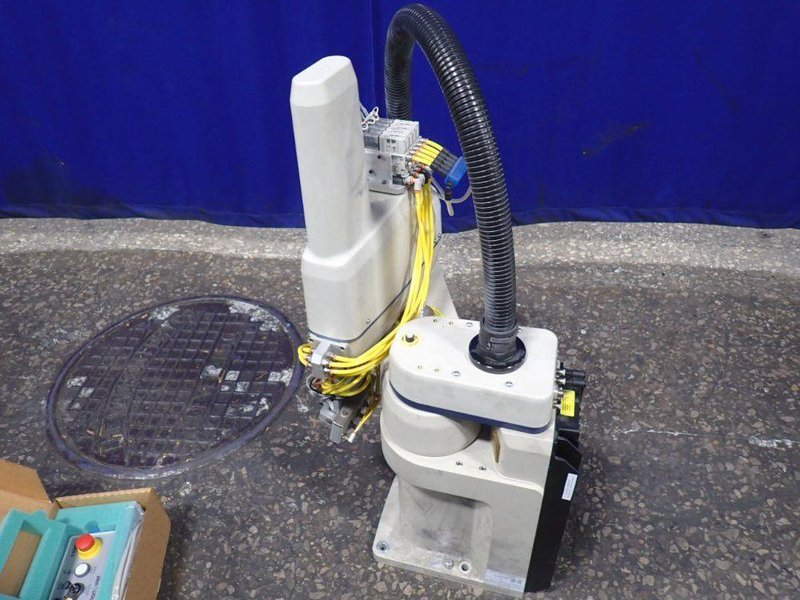 OMRON ADEPT INDUSTRIAL ROBOT   -  ECOBRA 600