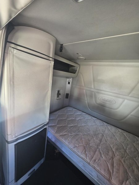 PETERBILT 567 - Trucks