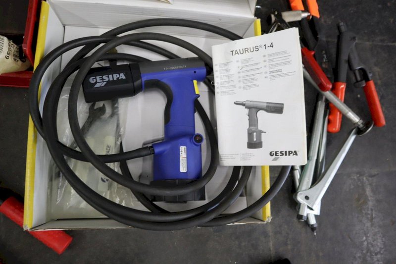 Gesipa Taurus 1 Pneumatic Speed Rivet Gun with Manual Riveters and Rivets- Auction Item