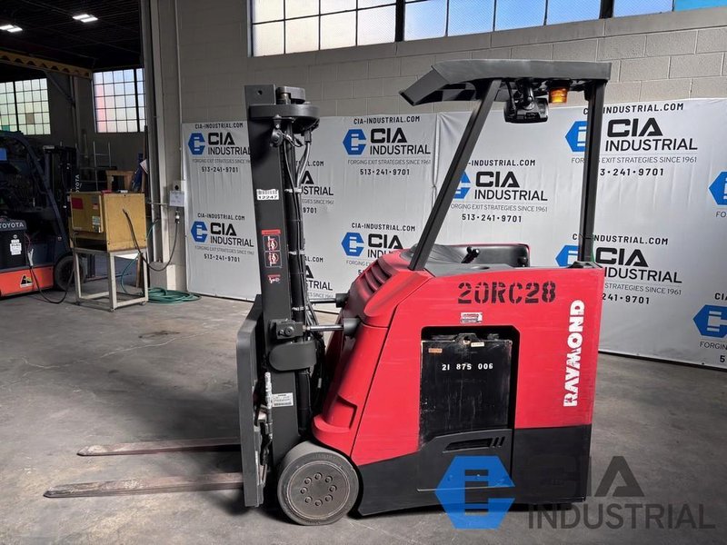 2020 - 3,500 LB. RAYMOND MODEL 425-C35TT STAND-UP ELECTRIC FORKLIFT
