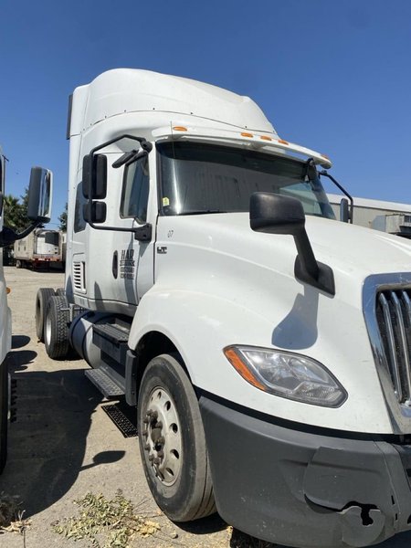 International LT625 Sleeper Truck, 2018 – Cummins X15, 72″ Sleeper, Automatic
