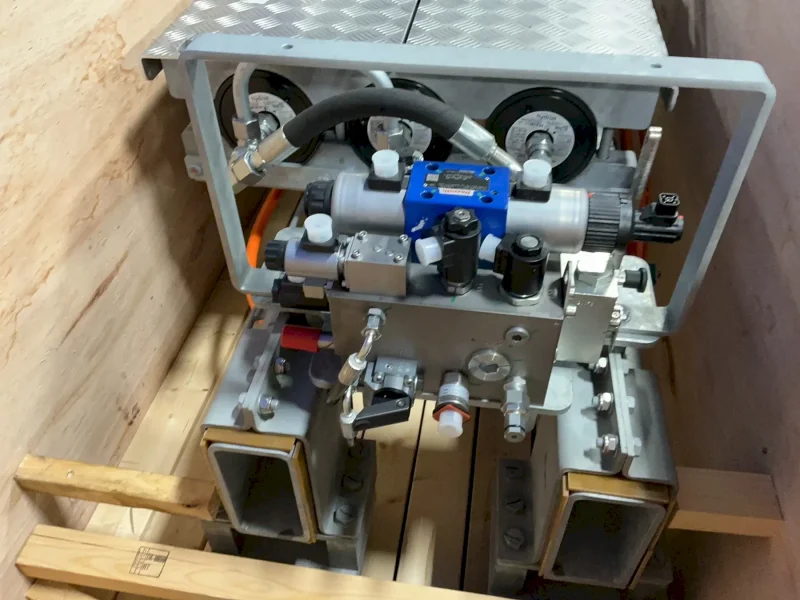 HYDROLL 20.4 L MOUNTING PLATE ASSEMBLY WITH HYDRAULIC PUMPING SYSTEM