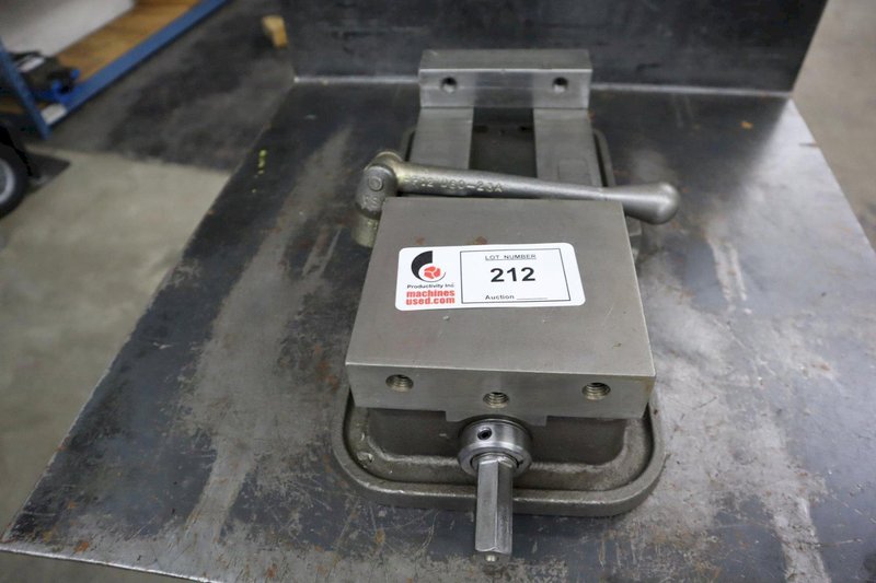 Kurt D-60 6" Machine Vise with Handle- Auction Item