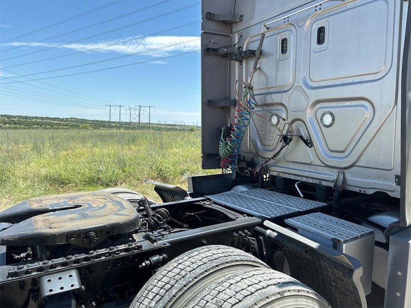 2020 Freightliner Cascadia 126 3AKJHHDR2LSKC0465