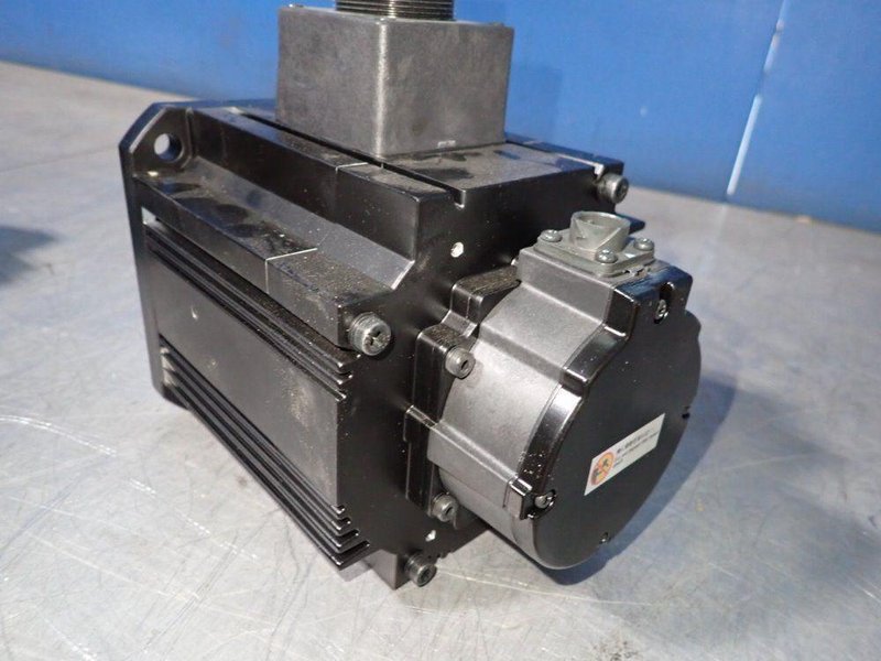 OMRON 0.9 KW AC SERVO MOTOR  -  R88M-K90010F-BS2