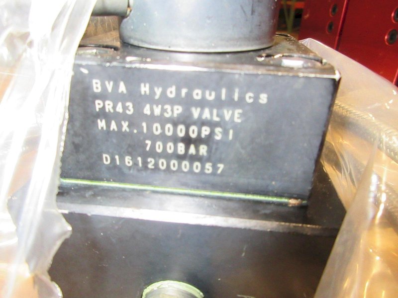 Lexair 5C 4 - Tri-Grip Collet Closer Mounted On Fixture W/ Open/Close Valve &amp; Hytec 5000PSI Pump- Auction Item