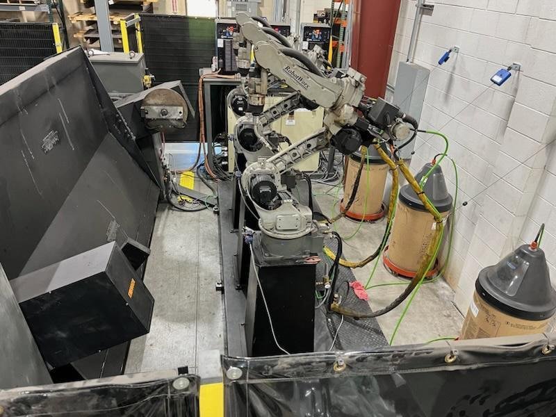 Yaskawa Motoman EA1400 Triple-Arm Robot Welding Cell, 2004 – 450 Amp Miller Auto Axcess 450