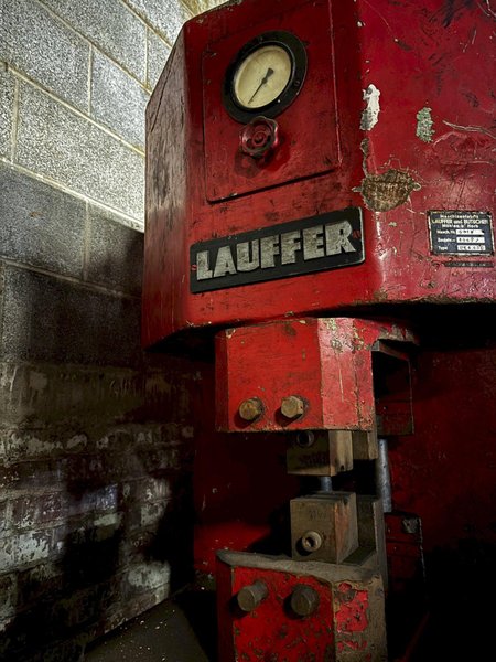 630 TON LAUFFER HYDRAULIC WIRE ROPE SWAGING PRESS: YOBRO #24165