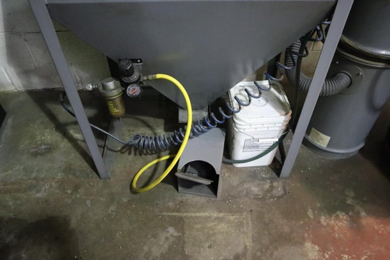 Trinco 36/BP Sand Blast Cabinet with Reclaim Unit, Gun, Gloves, - Auction Item