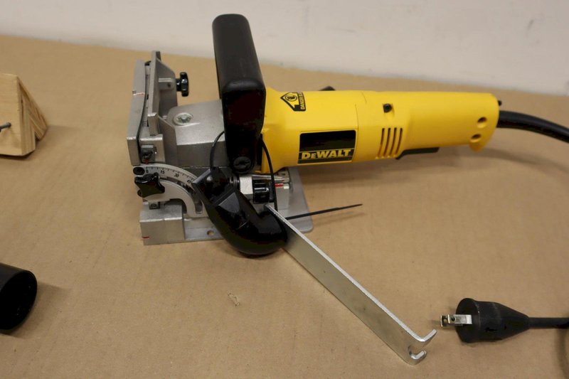 DeWalt DW682 Corded Electric Biscuit Joiner with Dust Bag and Wrench- Auction Item