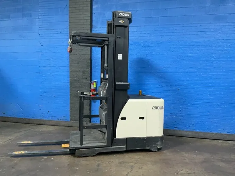 Crown 3000 Lbs Electric Order Picker - Sp3520-30