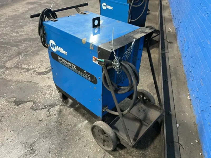 MILLER 250 A WELDER   -  SYNCROWAVE 250