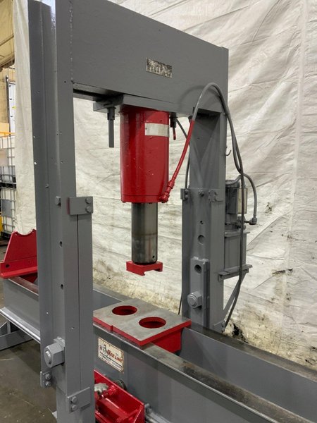 150-TON BEE LINE TRAVEL FRAME HYDRAULIC STRAIGHTENING PRESS: STOCK #80962