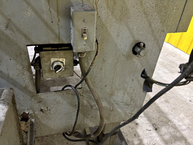 36&quot;W X 24&quot; PRESS EQUIPMENT AIR GRIP FEEDER W/ STRAIGHTENER &amp; ROLL 1998 : STOCK #21953