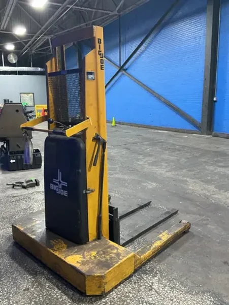BIG JOE 1500 lbs ELECTRIC PALLET STACKER   -  1524-A5
