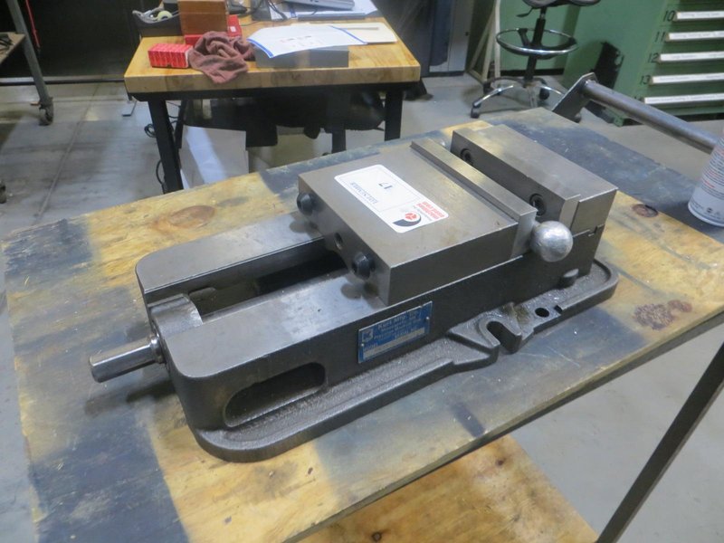 Kurt D675 Machine Vise w Steel Jaws and Handle- Auction Item