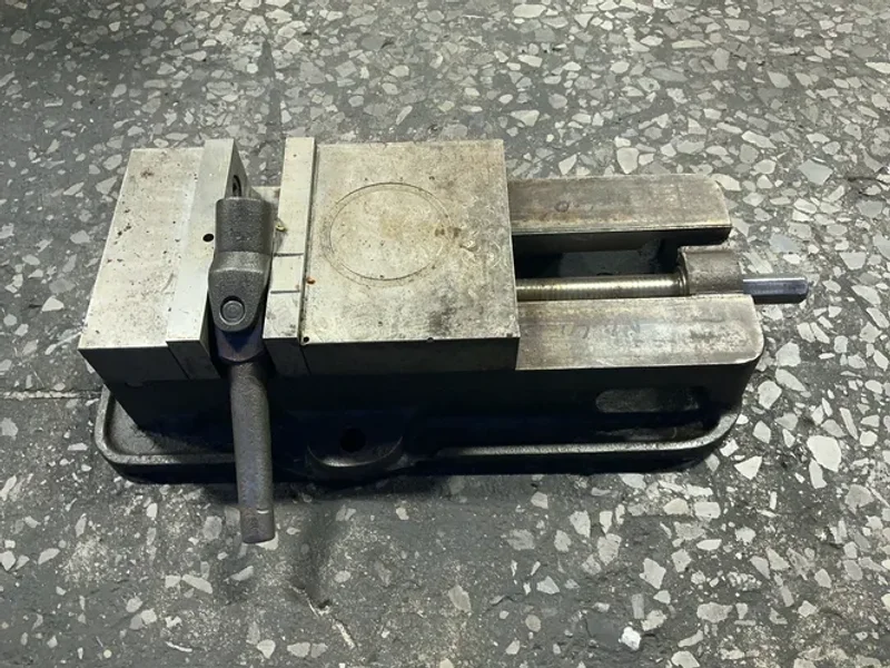 KURT MFG. CO. 6” MACHINE VISE  -  D675-7428