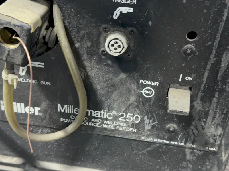 MILLER 200 AMP WELDER   -  MILLERMATIC 250