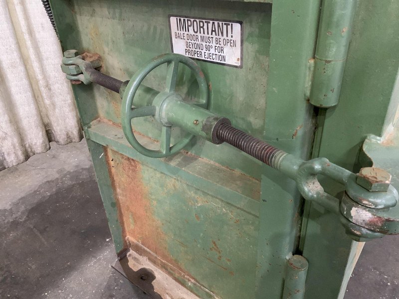 PHILADELPHA TRAMRAIL MODEL 2300 HD VERTICAL BALER: STOCK #81525
