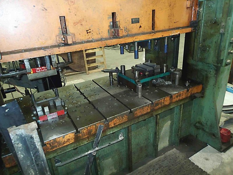250 Ton Verson Model 250-S2-96 Straight Side Press- 42″ x 96″ Bed, 14″ Stroke, 24″ Shut