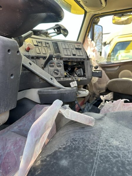 Volvo VNL Day Cab Semi Truck, 2017 – Volvo D13, I-Shift, Air Ride