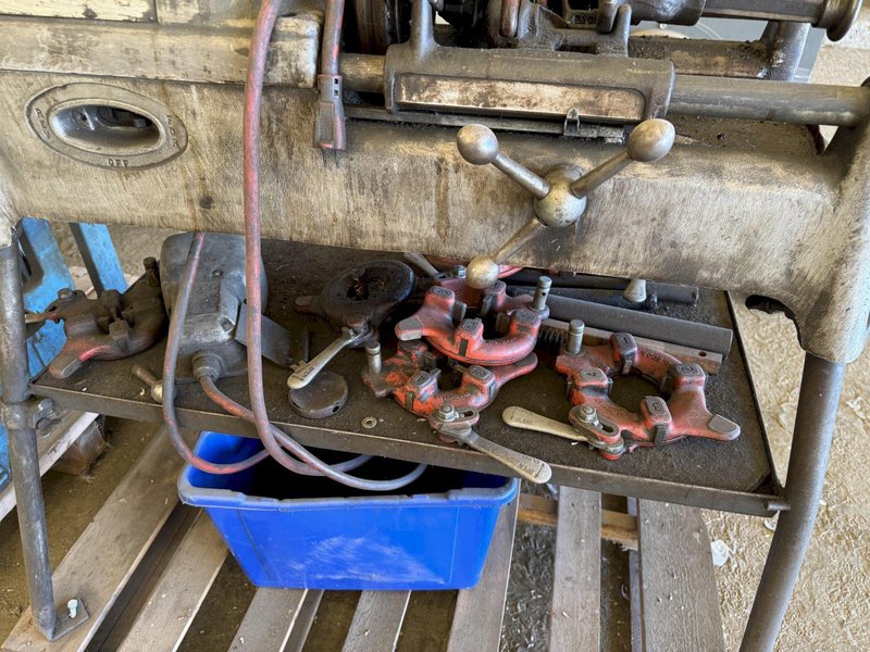 RIDGID 535 PIPE THREADER W/ STANDS. STOCK # 1007124