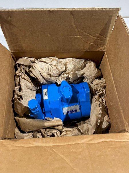 VICKERS PVQ13-A2L-SE1S-20-C14-12 HYDRAULIC PUMP NEW OPEN BOX