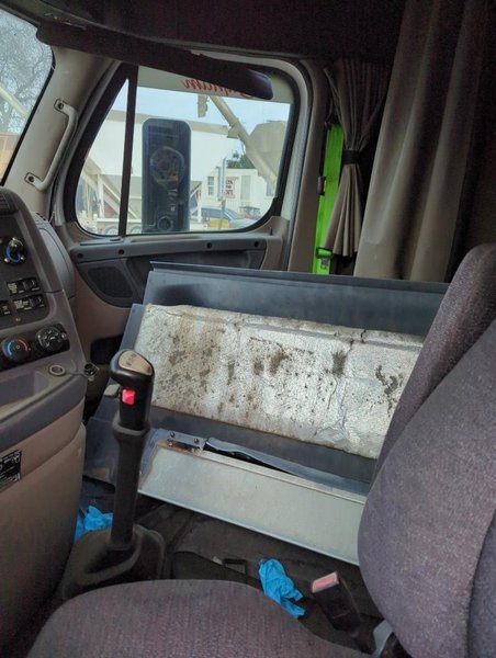 2013 Freightliner Cascadia 1FUJGLDR2DSBR0061