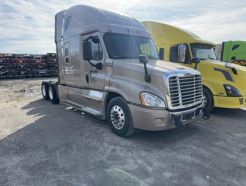 2015 Freightliner Cascadia Sleeper – Detroit DD15 455HP – Eaton 10 Speed – Tandem Axle Highway Tractor