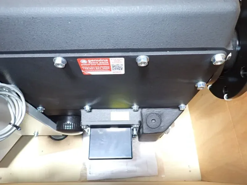 OERLIKON LEYBOLD 25 HP VACUUM PUMP  -  SV630B