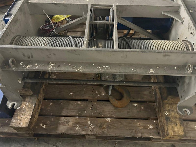 detroit 15 ton electric hoist s/n 163856 with remote controls