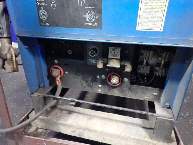 MILLER 200 A WELDER   -  SYNCROWAVE 250