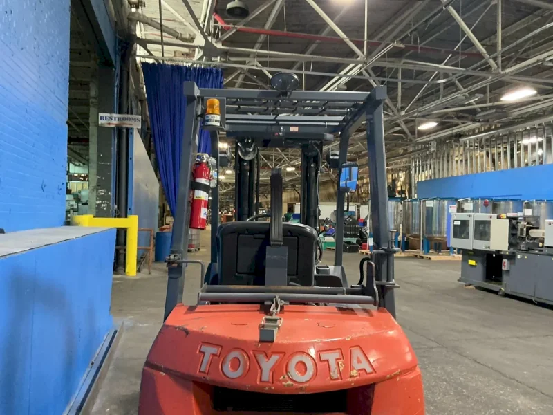TOYOTA 4950 LBS PROPANE FORKLIFT  -  7FGCU25