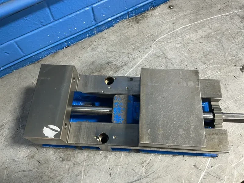 Kurt  6” Vise - 3600v
