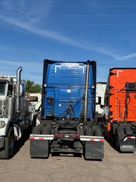 Volvo VNL64T860 Sleeper Semi Truck, 2024 – 162,325 Miles, Volvo D13, I-Shift Automatic, 77” Sleeper, Tandem Axle Highway Tractor