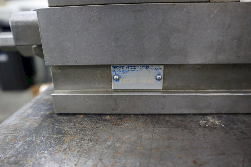 Kurt DL-600 Double Lock 6" Machine Vise with Hard and Handle- Auction Item