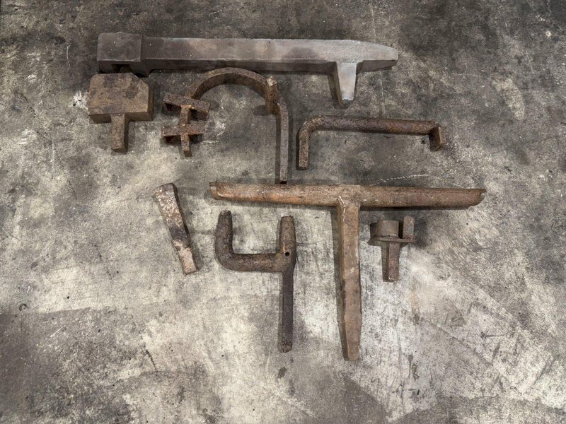 70.5&quot; X 59.5&quot; X 34.5&quot; X 6.25&quot; METALWORKING IRON FORMING ACORN TABLE: YOBRO #24097