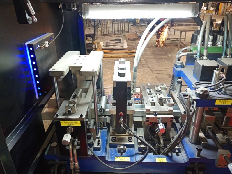 Xiamen MF1600T Roll Former, 2022 – Hydraulic Decoiler, CAD/CAM Integration, Multi‑Operation Tooling