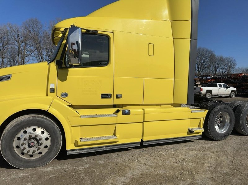 2017 Volvo VNL 760 High-Rise Sleeper Truck -Volvo D13 455HP, I-Shift Auto, 77″ High Cab, Tandem Axle Highway Tractor
